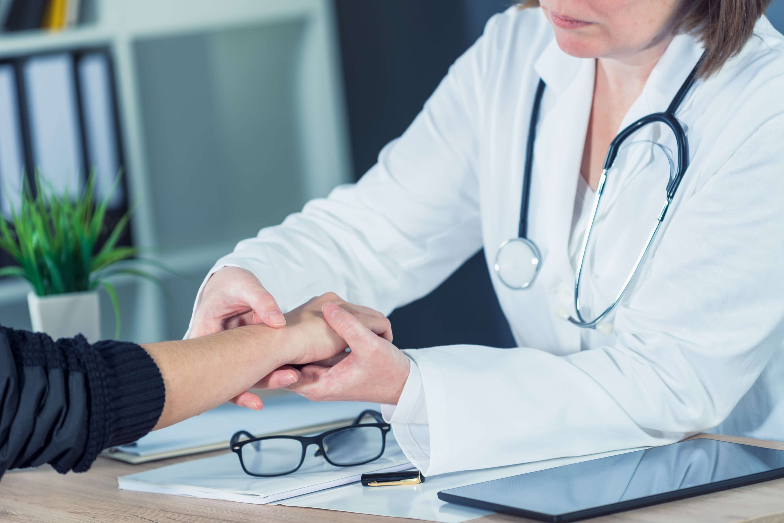 Three signs that you need carpal tunnel syndrome treatment
