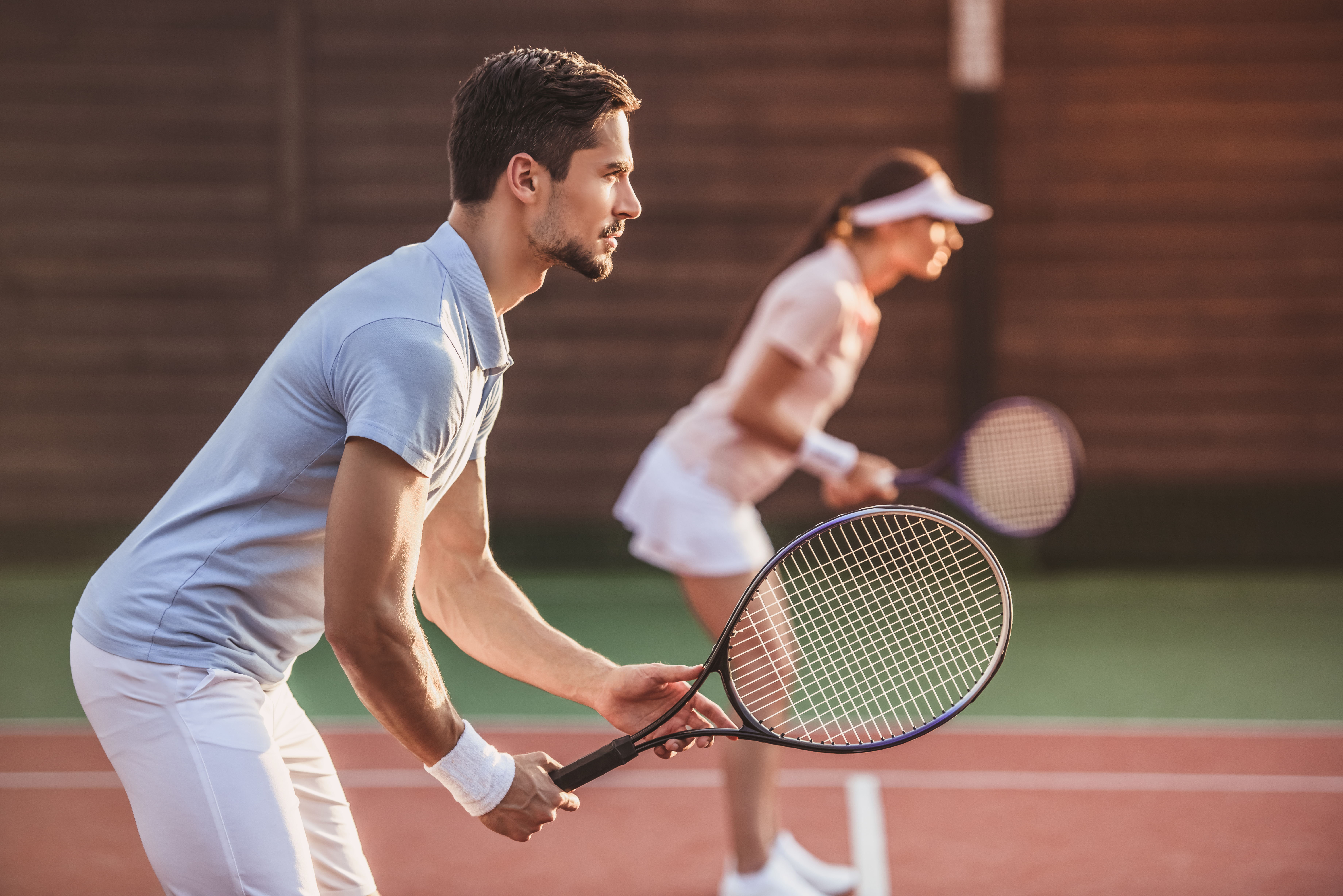 Турниры теннис мужчины. Парный теннис мужчины. Пара играет в теннис. С мужем в теннис. Жена и муж теннис.