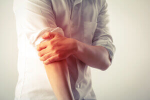 pain in elbow when straightening arm