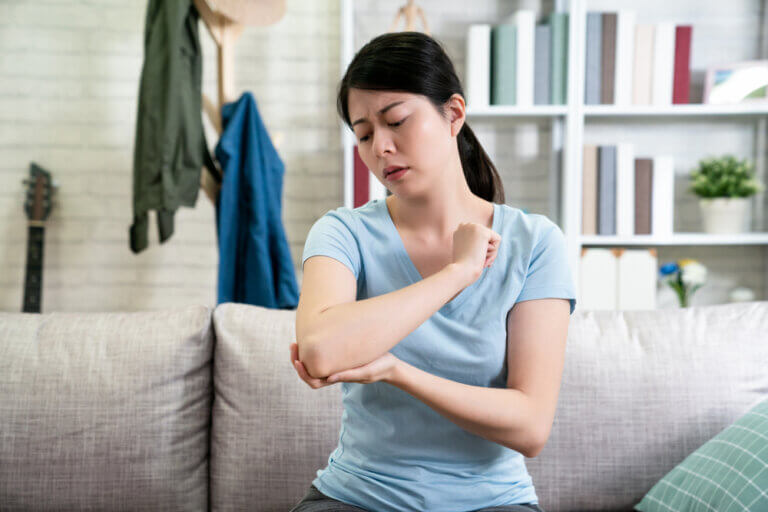 Burning Pain in the Elbow: 7 Issues That Could Be Causing ItAdvent ...