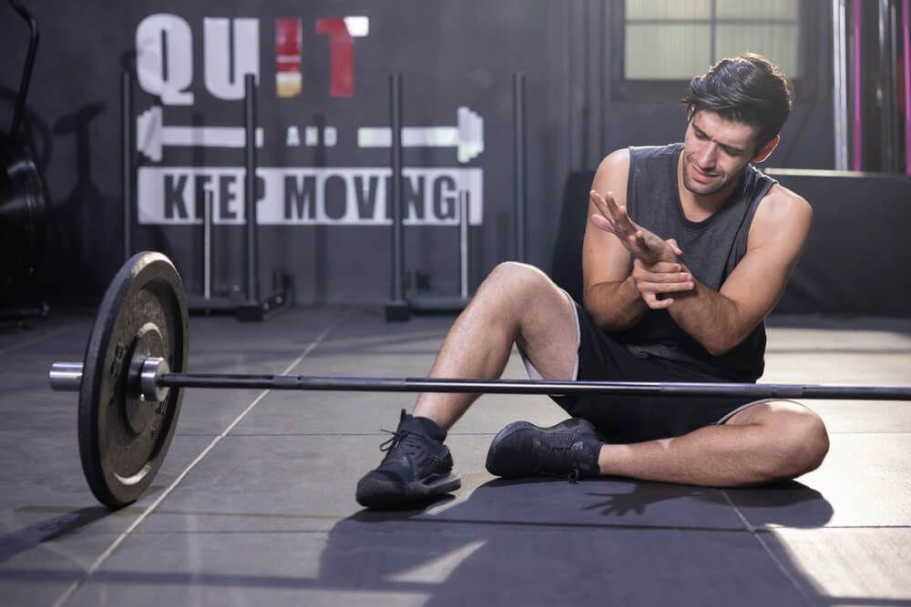 These 4 issues could be why your wrist hurts when benching