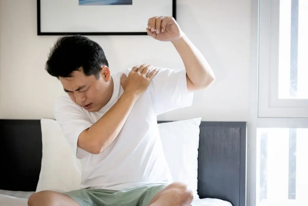 how to treat shoulder pain when lifting your arm shoulder pain